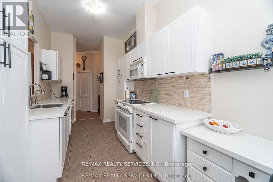Ph03 - 7 Dayspring Circle, Brampton, ON - Indoor Photo Showing Kitchen