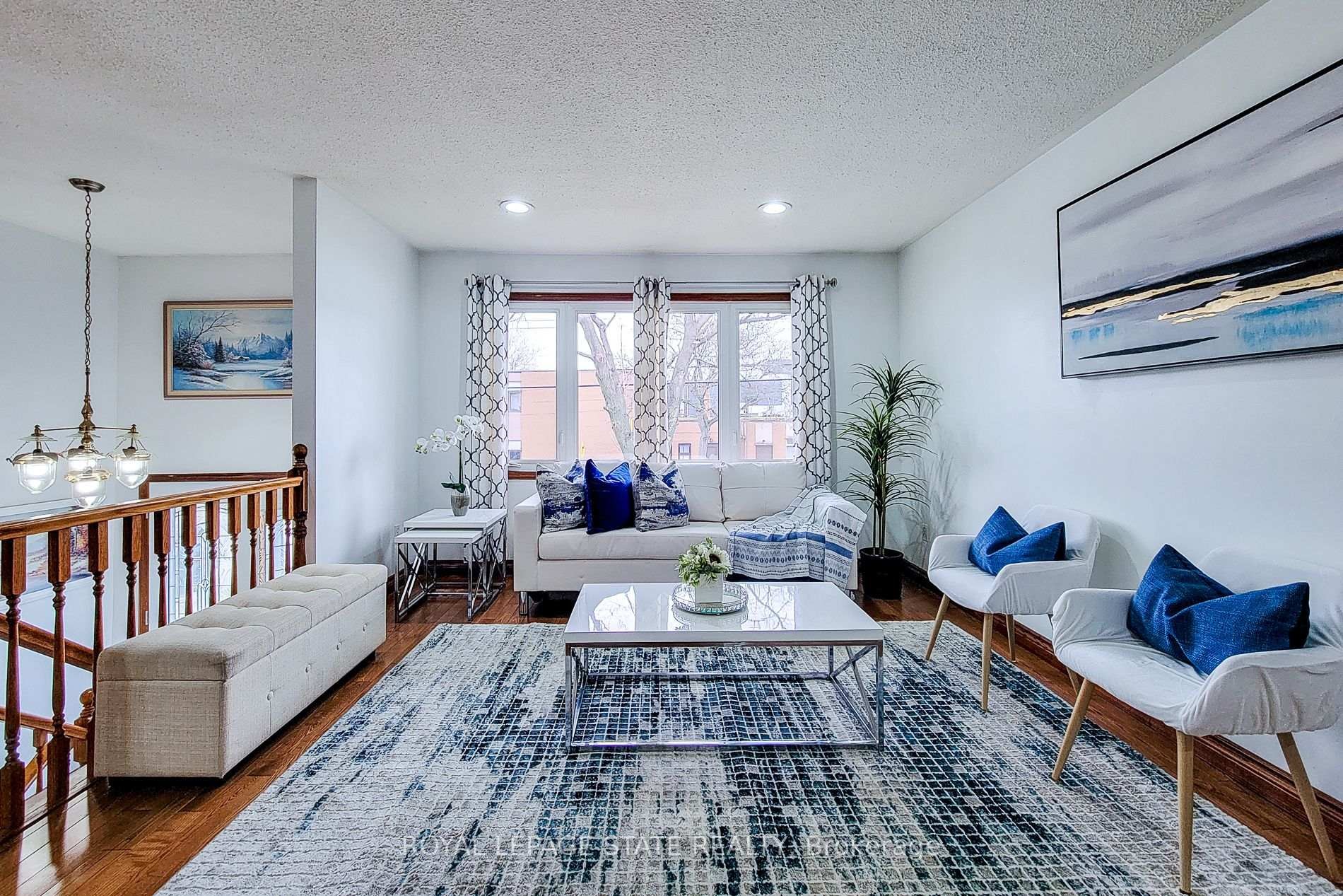 114 Juanita Drive, Hamilton, ON - Indoor Photo Showing Living Room