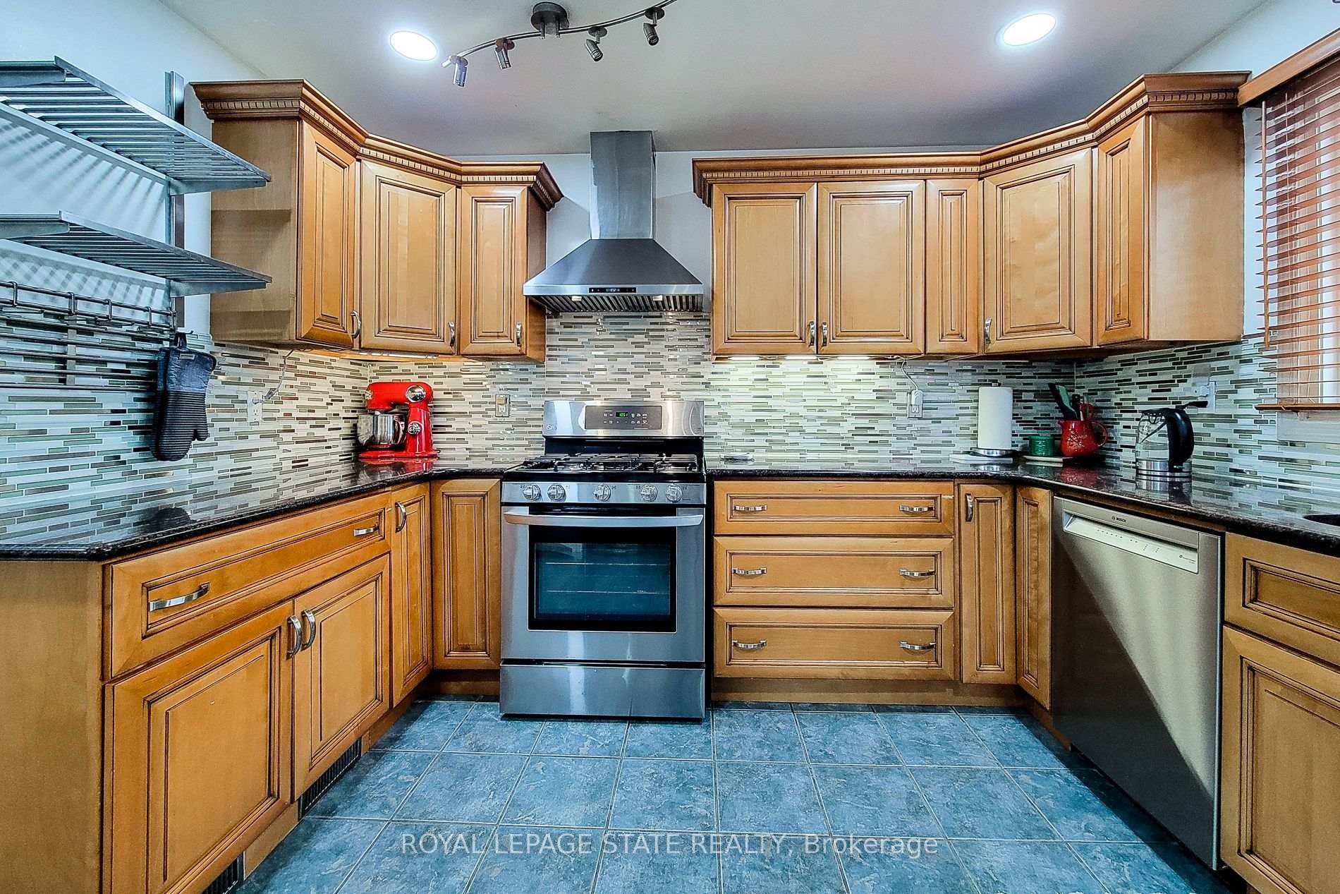 114 Juanita Drive, Hamilton, ON - Indoor Photo Showing Kitchen
