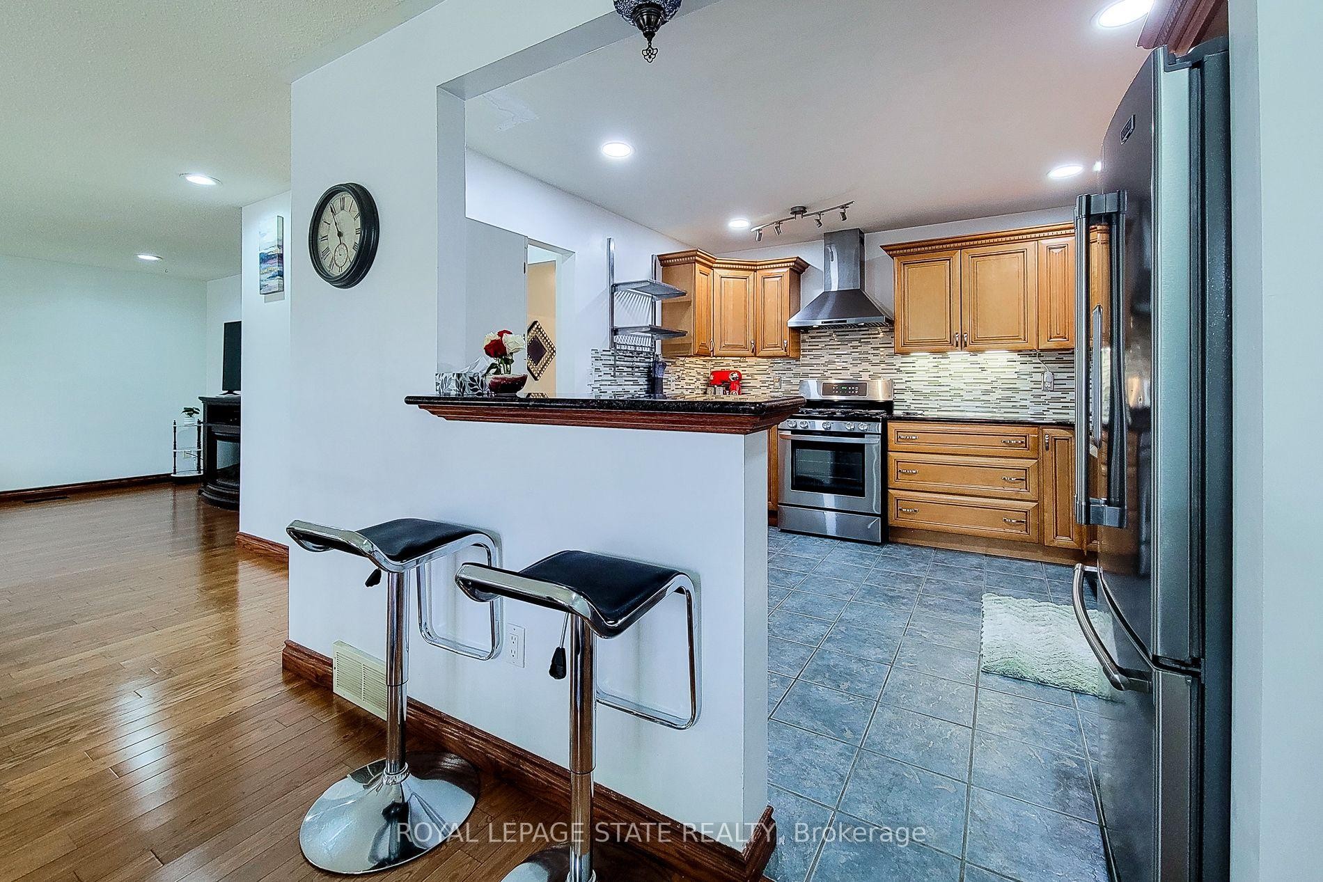 114 Juanita Drive, Hamilton, ON - Indoor Photo Showing Kitchen With Upgraded Kitchen