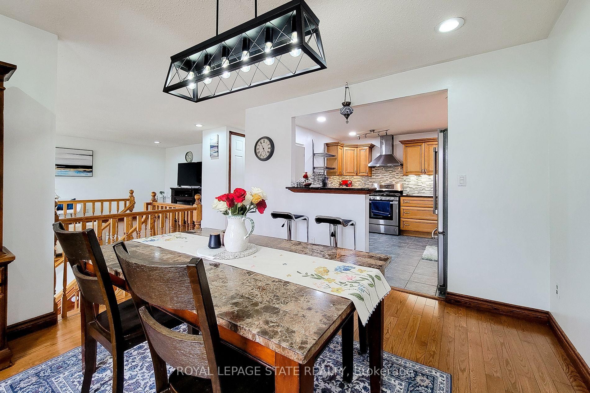 114 Juanita Drive, Hamilton, ON - Indoor Photo Showing Dining Room