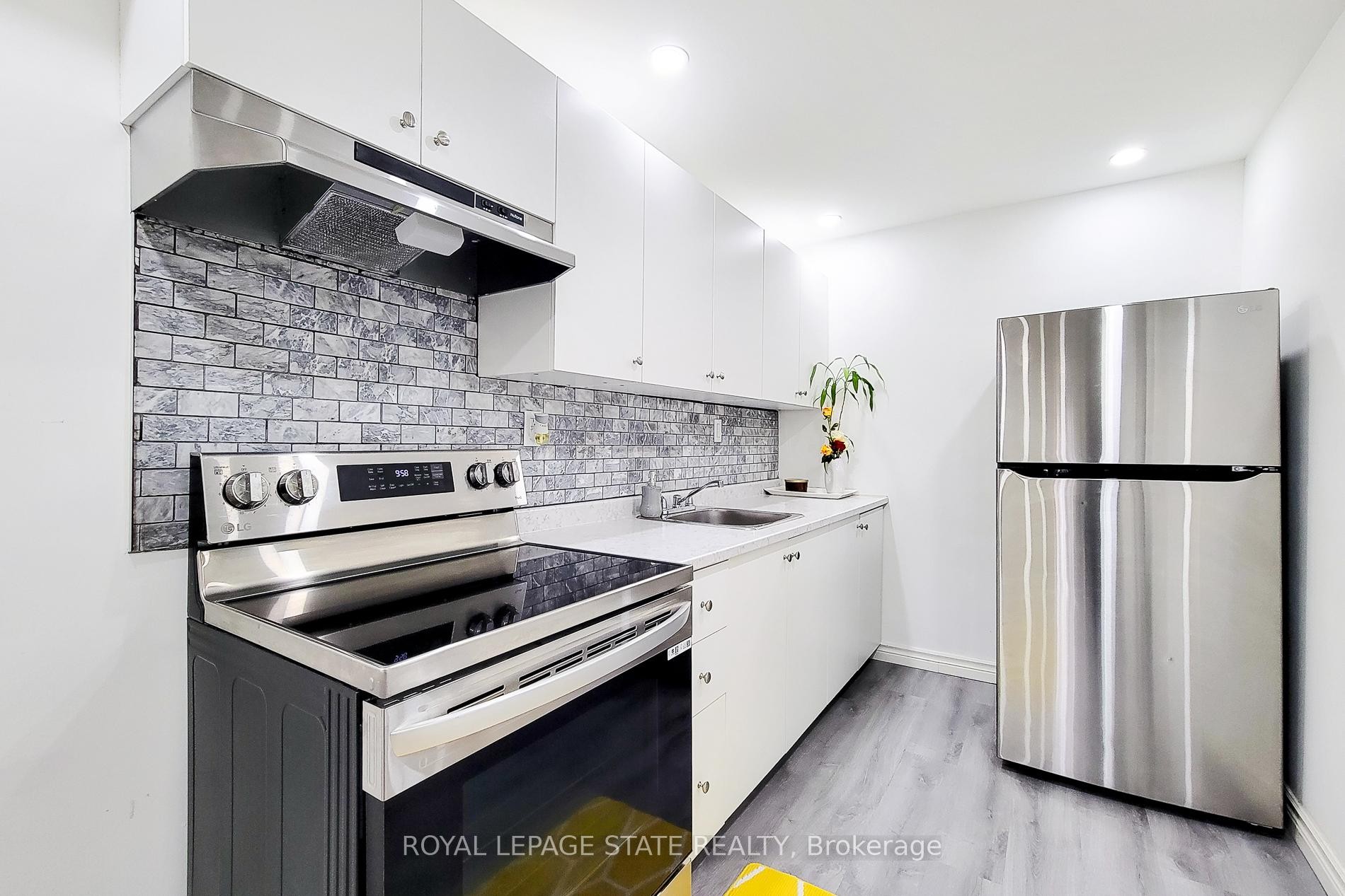 114 Juanita Drive, Hamilton, ON - Indoor Photo Showing Kitchen