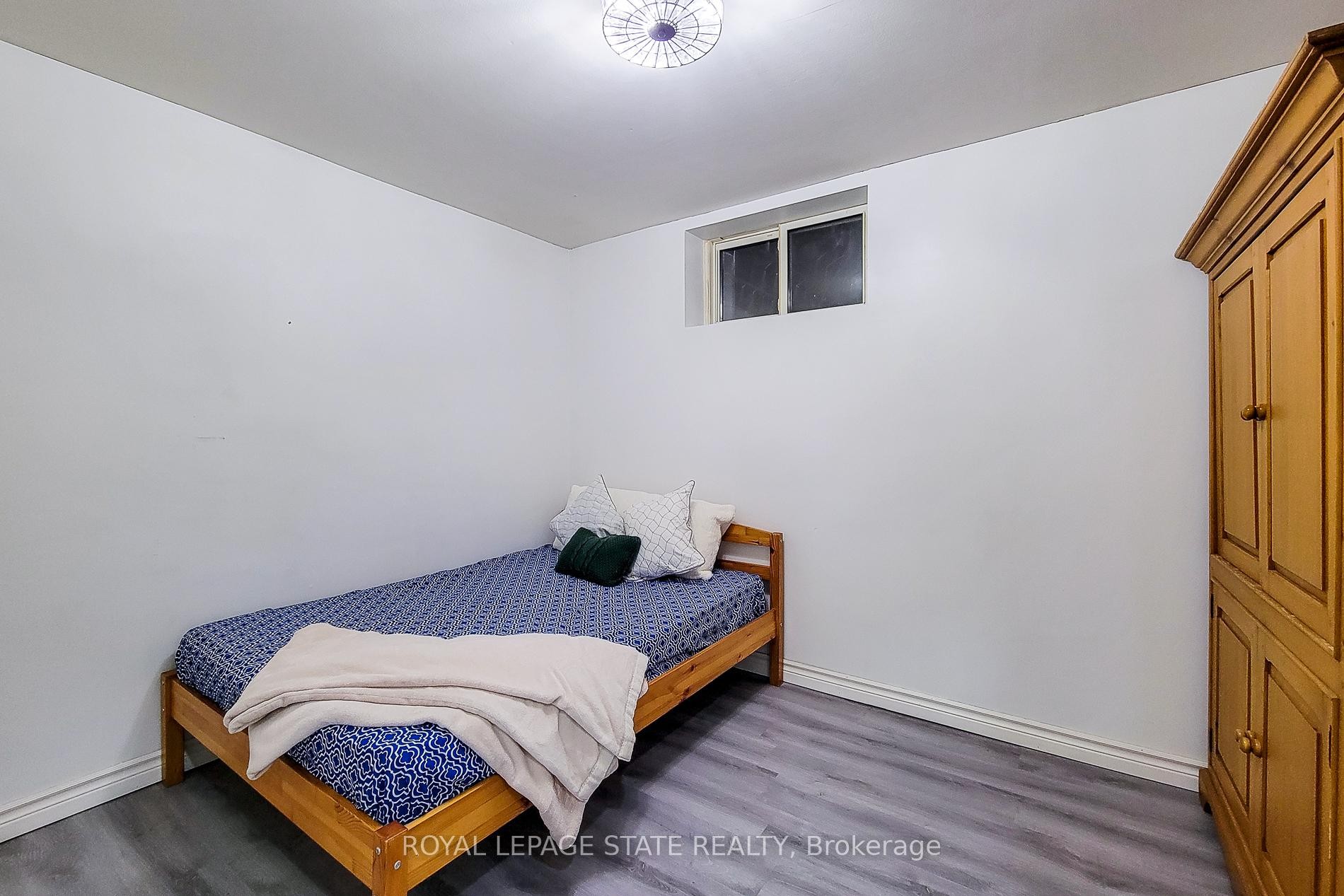 114 Juanita Drive, Hamilton, ON - Indoor Photo Showing Bedroom