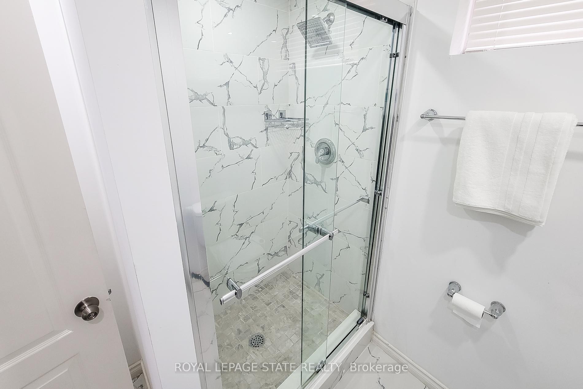 114 Juanita Drive, Hamilton, ON - Indoor Photo Showing Bathroom