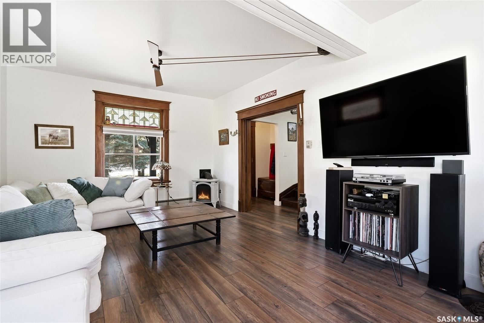 160 Elgin Crescent, Lumsden, SK - Indoor Photo Showing Living Room