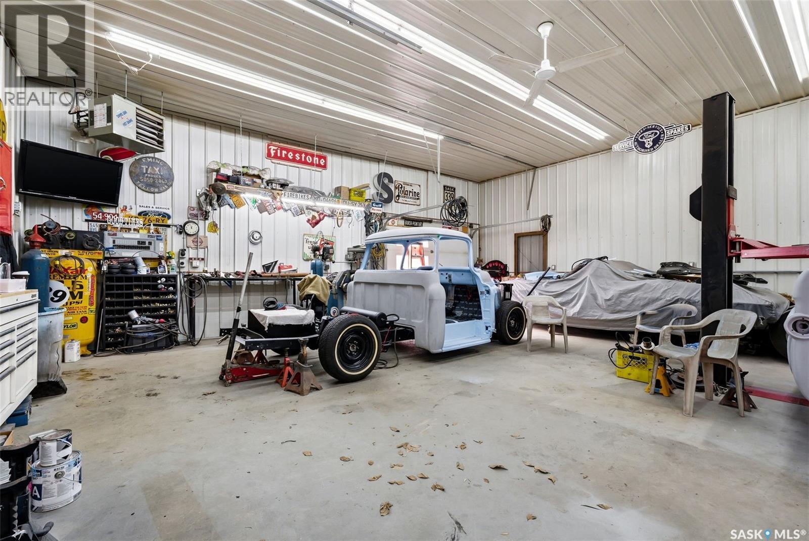 160 Elgin Crescent, Lumsden, SK - Indoor Photo Showing Garage