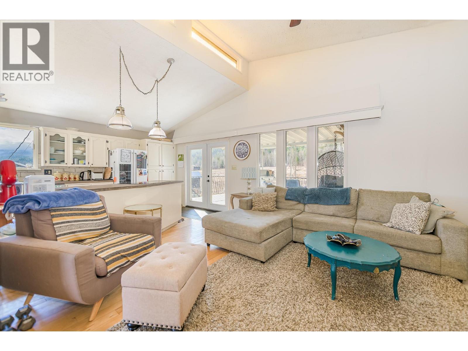 3668 Trinity Valley Road, Enderby, BC - Indoor Photo Showing Living Room