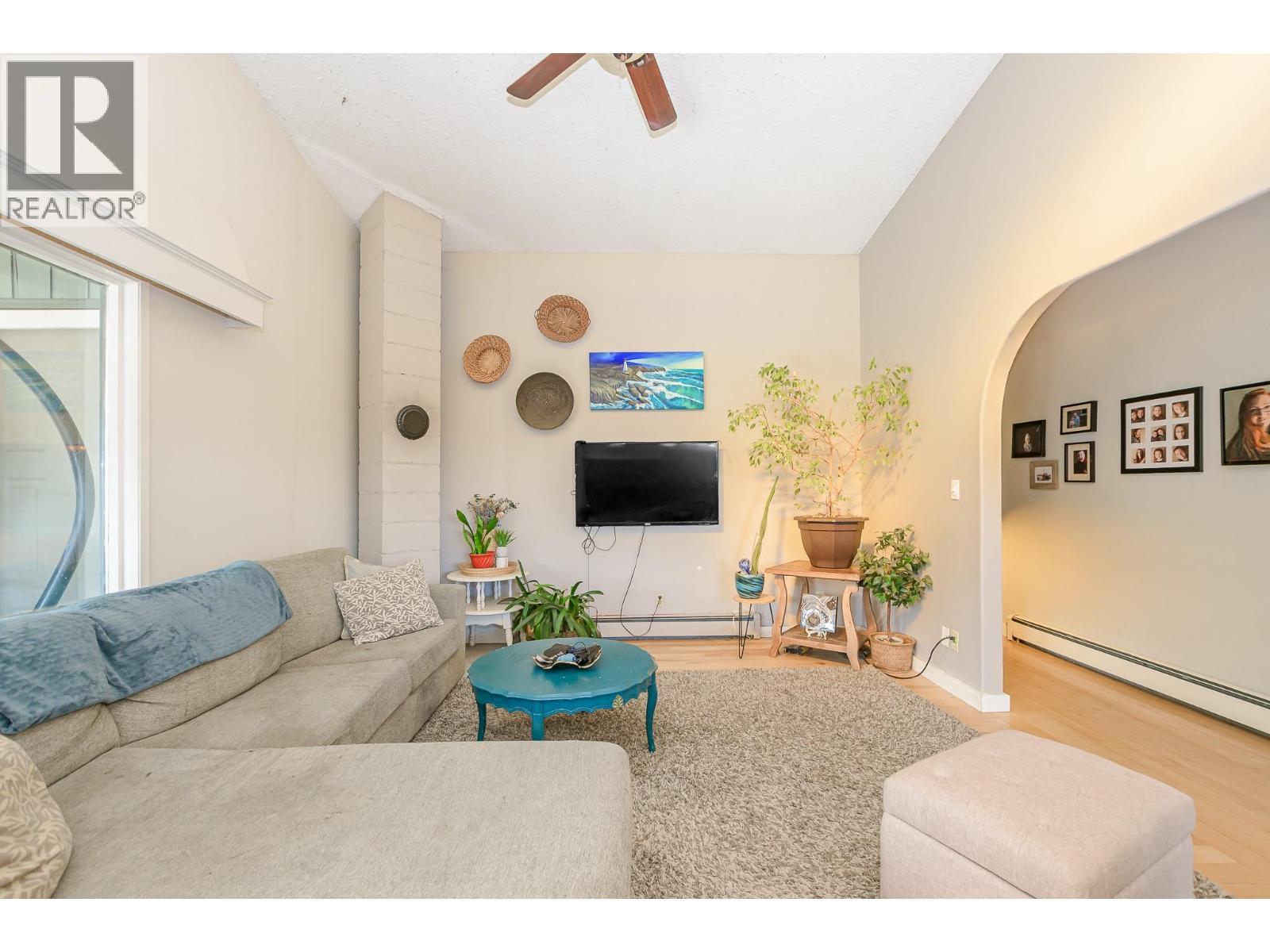3668 Trinity Valley Road, Enderby, BC - Indoor Photo Showing Living Room