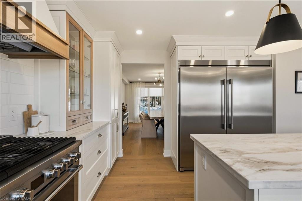 204 Falling Brook Drive, Ancaster, ON - Indoor Photo Showing Kitchen With Upgraded Kitchen