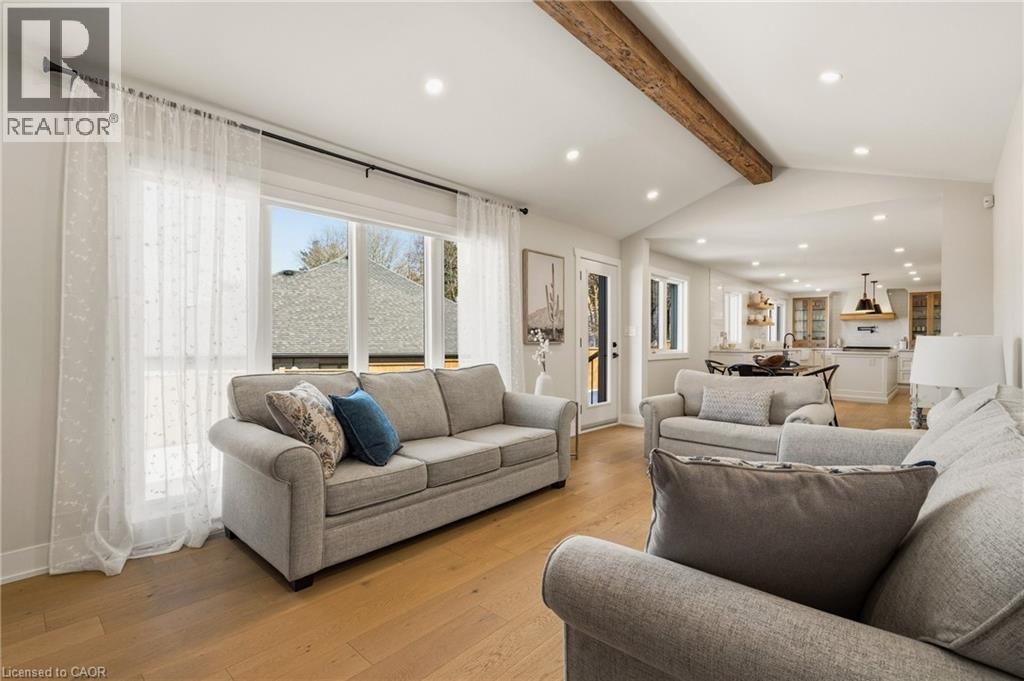204 Falling Brook Drive, Ancaster, ON - Indoor Photo Showing Living Room
