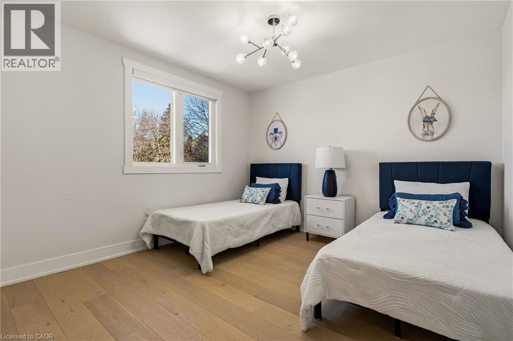 204 Falling Brook Drive, Ancaster, ON - Indoor Photo Showing Bedroom