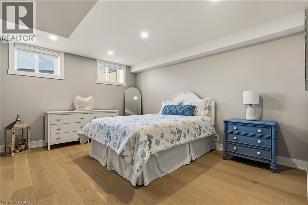 204 Falling Brook Drive, Ancaster, ON - Indoor Photo Showing Bedroom