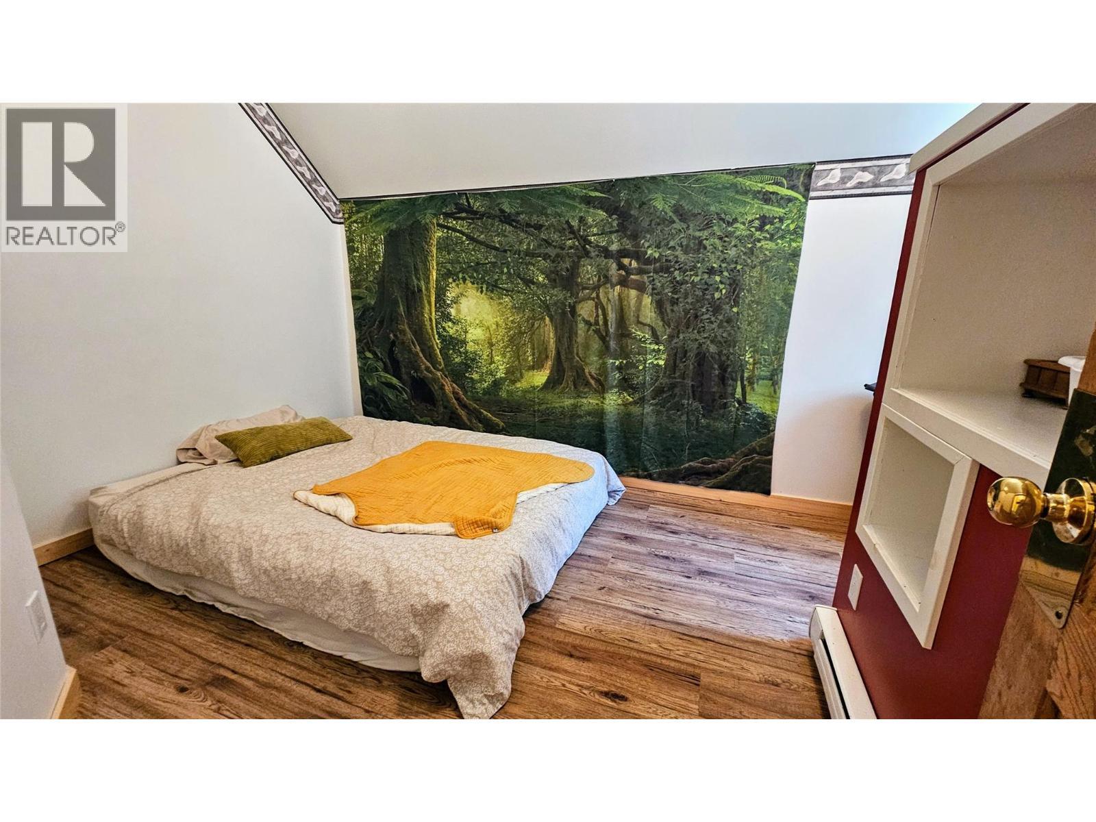 8496 B Procter Road E, Procter, BC - Indoor Photo Showing Bedroom