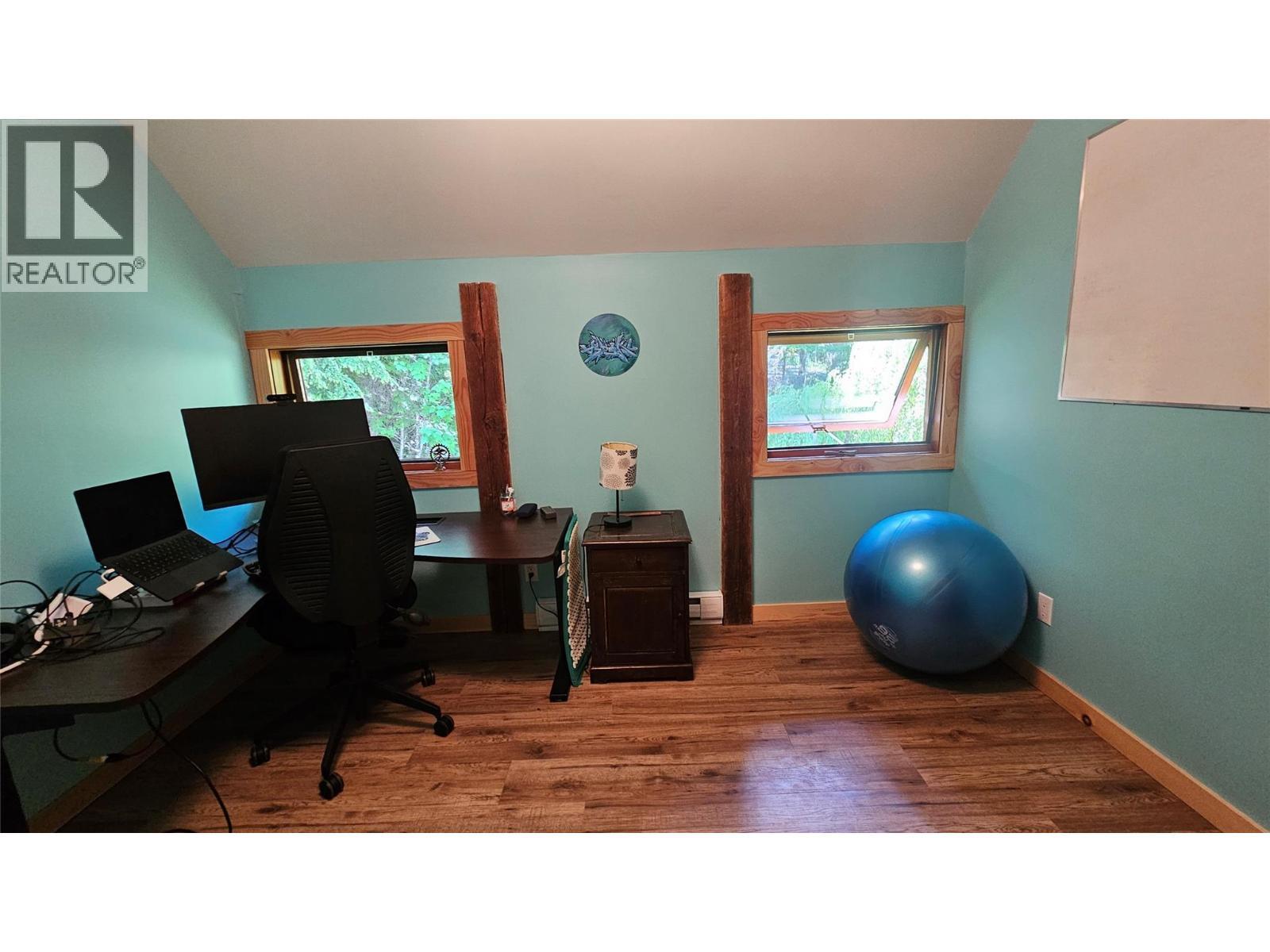 8496 B Procter Road E, Procter, BC - Indoor Photo Showing Office