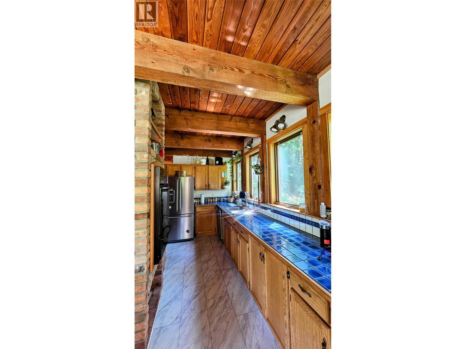 8496 B Procter Road E, Procter, BC - Indoor