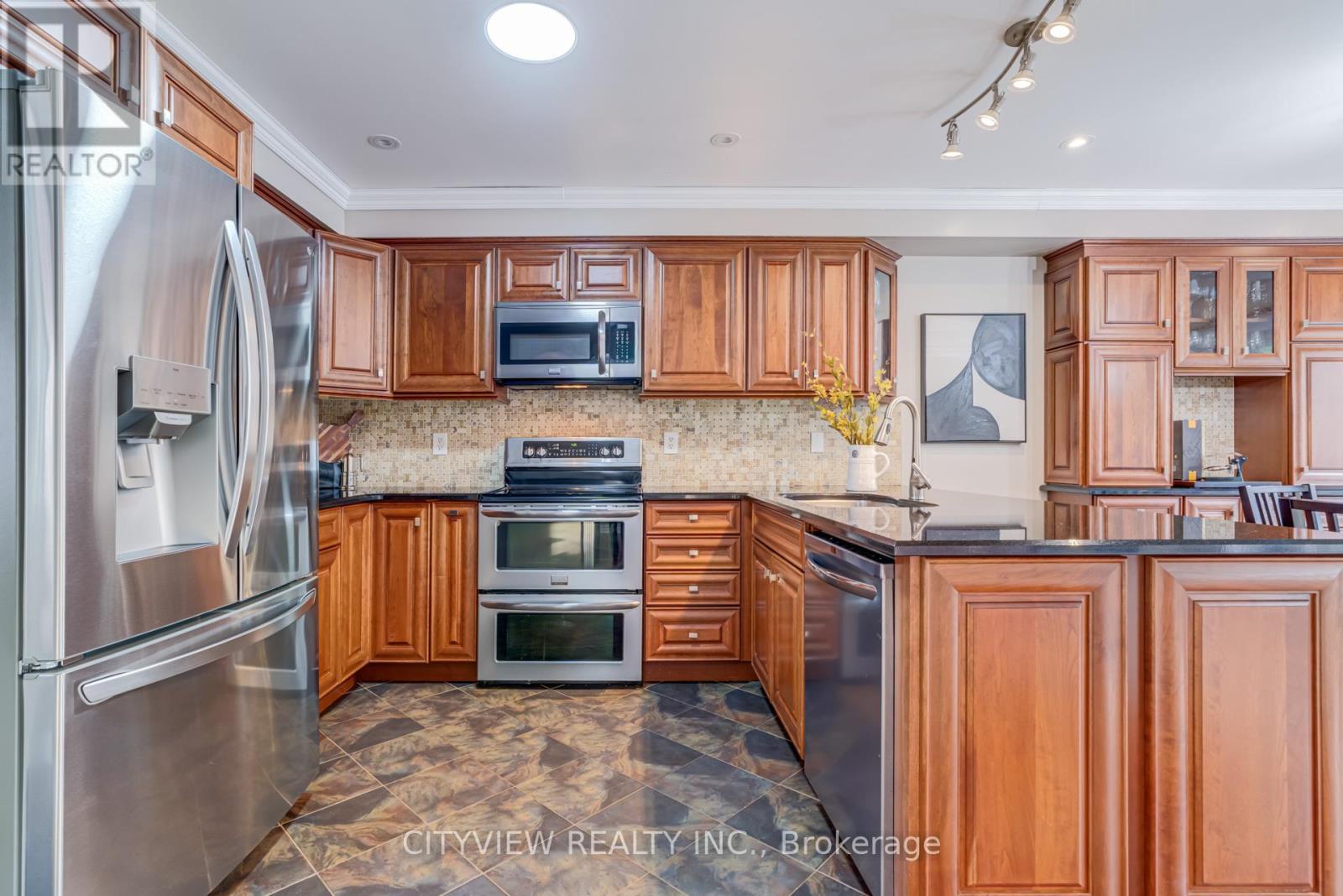 3339 Cactus Gate, Mississauga, ON - Indoor Photo Showing Kitchen