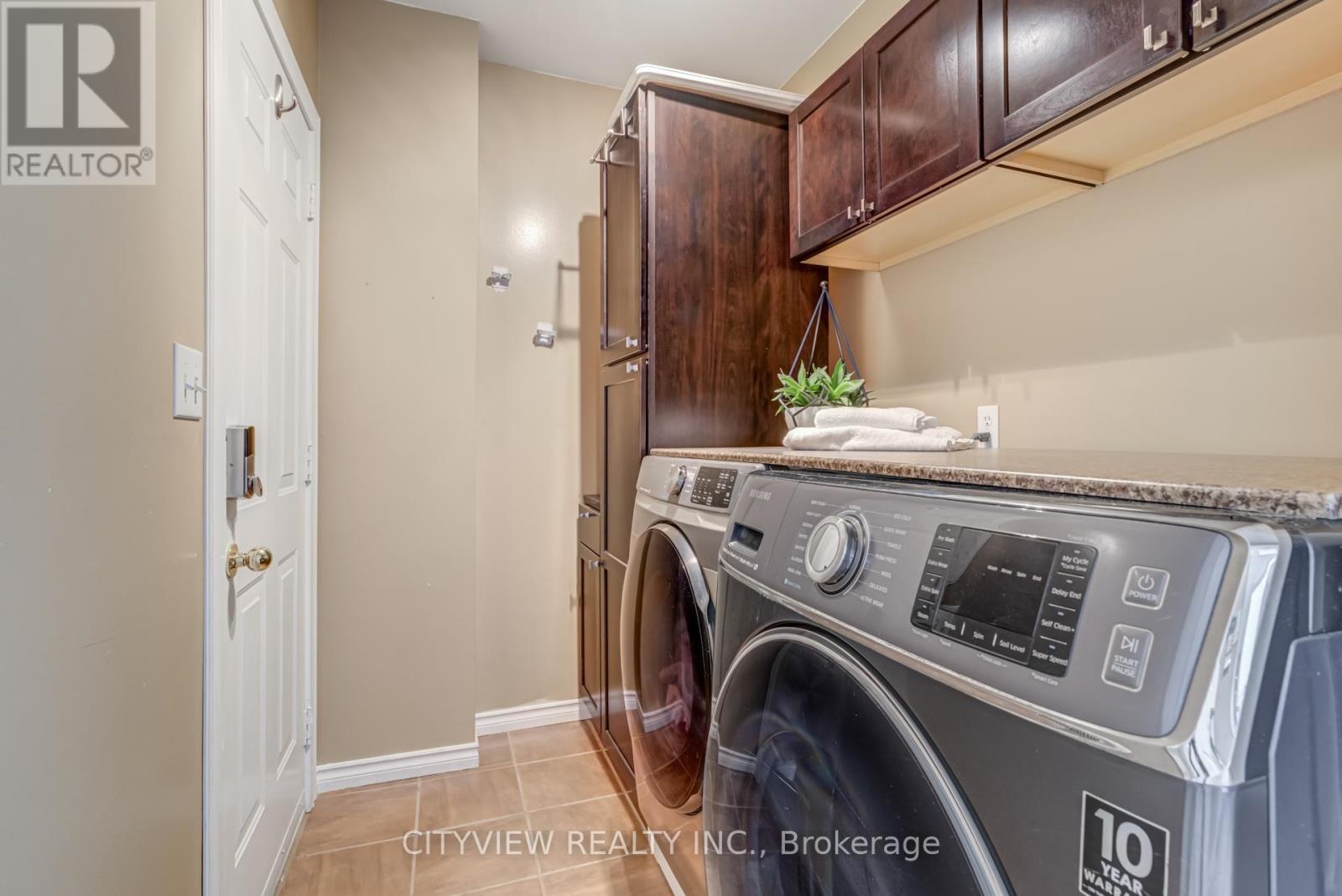 3339 Cactus Gate, Mississauga, ON - Indoor Photo Showing Laundry Room