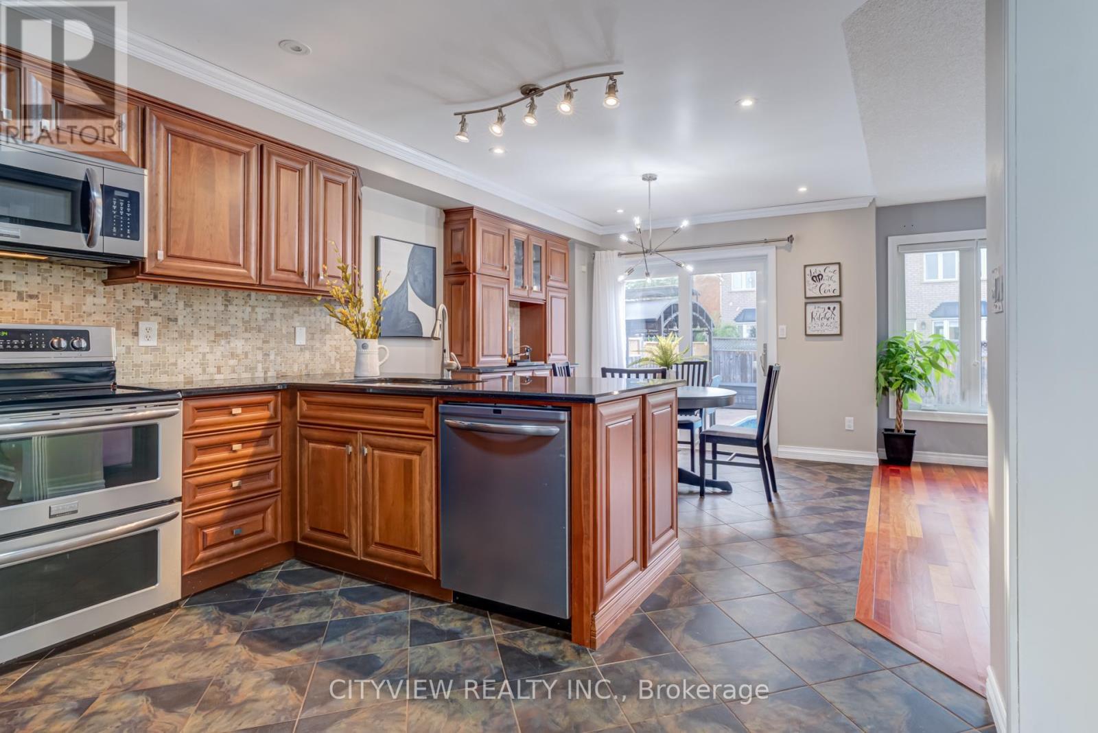 3339 Cactus Gate, Mississauga, ON - Indoor Photo Showing Kitchen