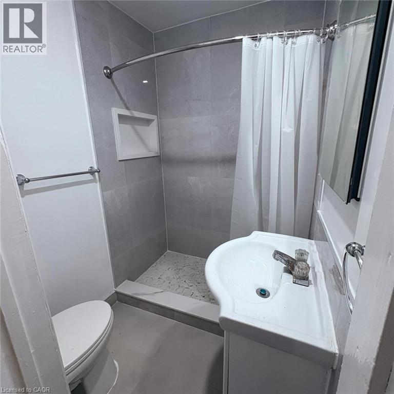 95 Sanford Avenue N, Hamilton, ON - Indoor Photo Showing Bathroom
