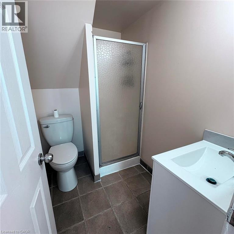 95 Sanford Avenue N, Hamilton, ON - Indoor Photo Showing Bathroom