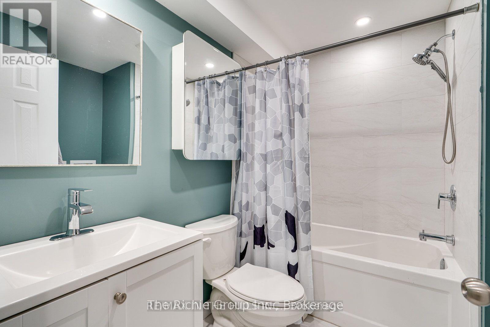 609 Simon Street, Shelburne, ON - Indoor Photo Showing Bathroom