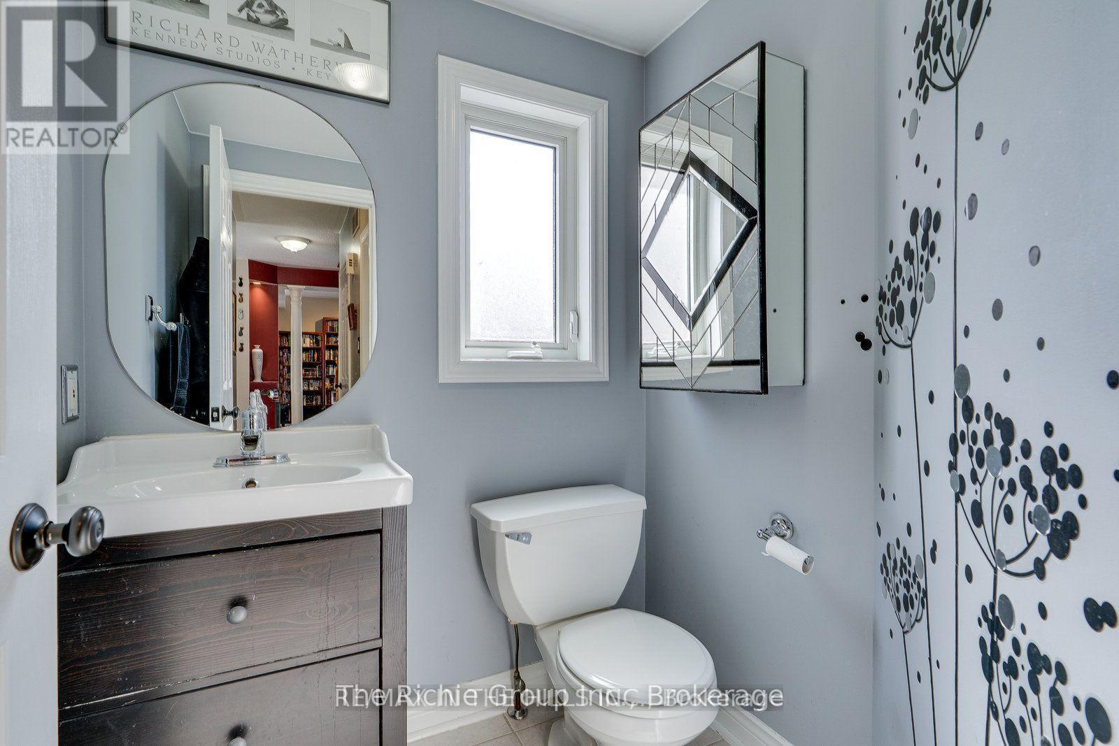 609 Simon Street, Shelburne, ON - Indoor Photo Showing Bathroom