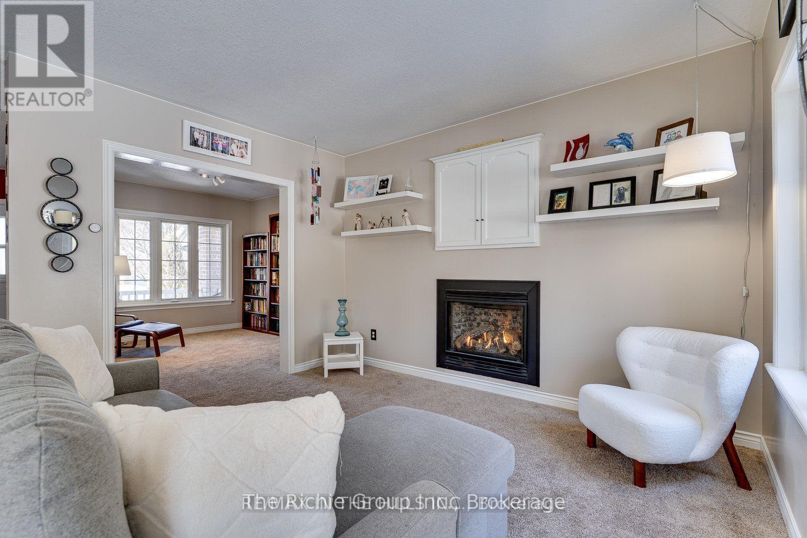 609 Simon Street, Shelburne, ON - Indoor Photo Showing Living Room With Fireplace