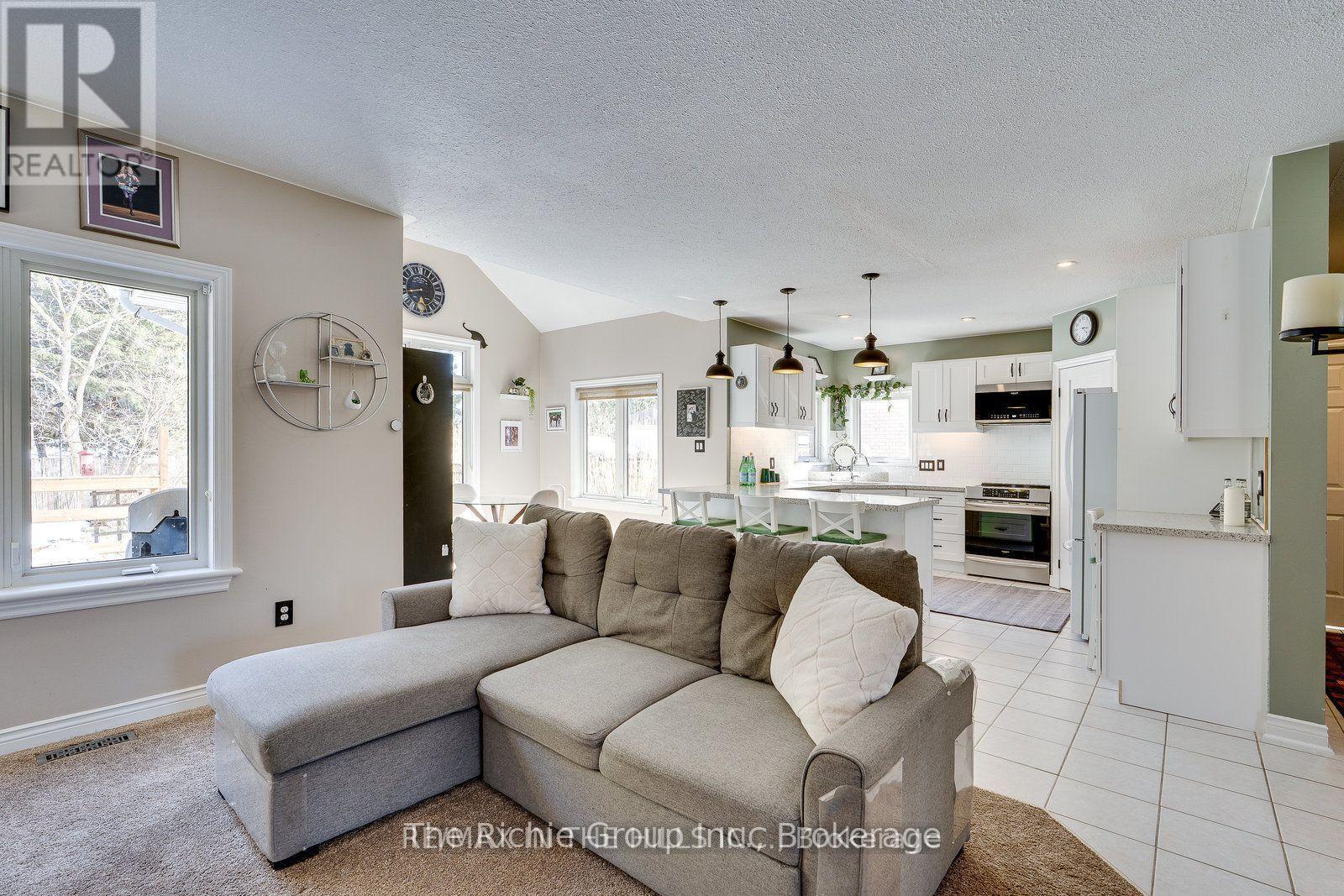 609 Simon Street, Shelburne, ON - Indoor Photo Showing Living Room