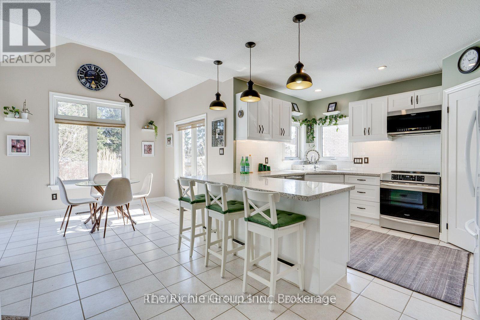 609 Simon Street, Shelburne, ON - Indoor Photo Showing Kitchen With Upgraded Kitchen