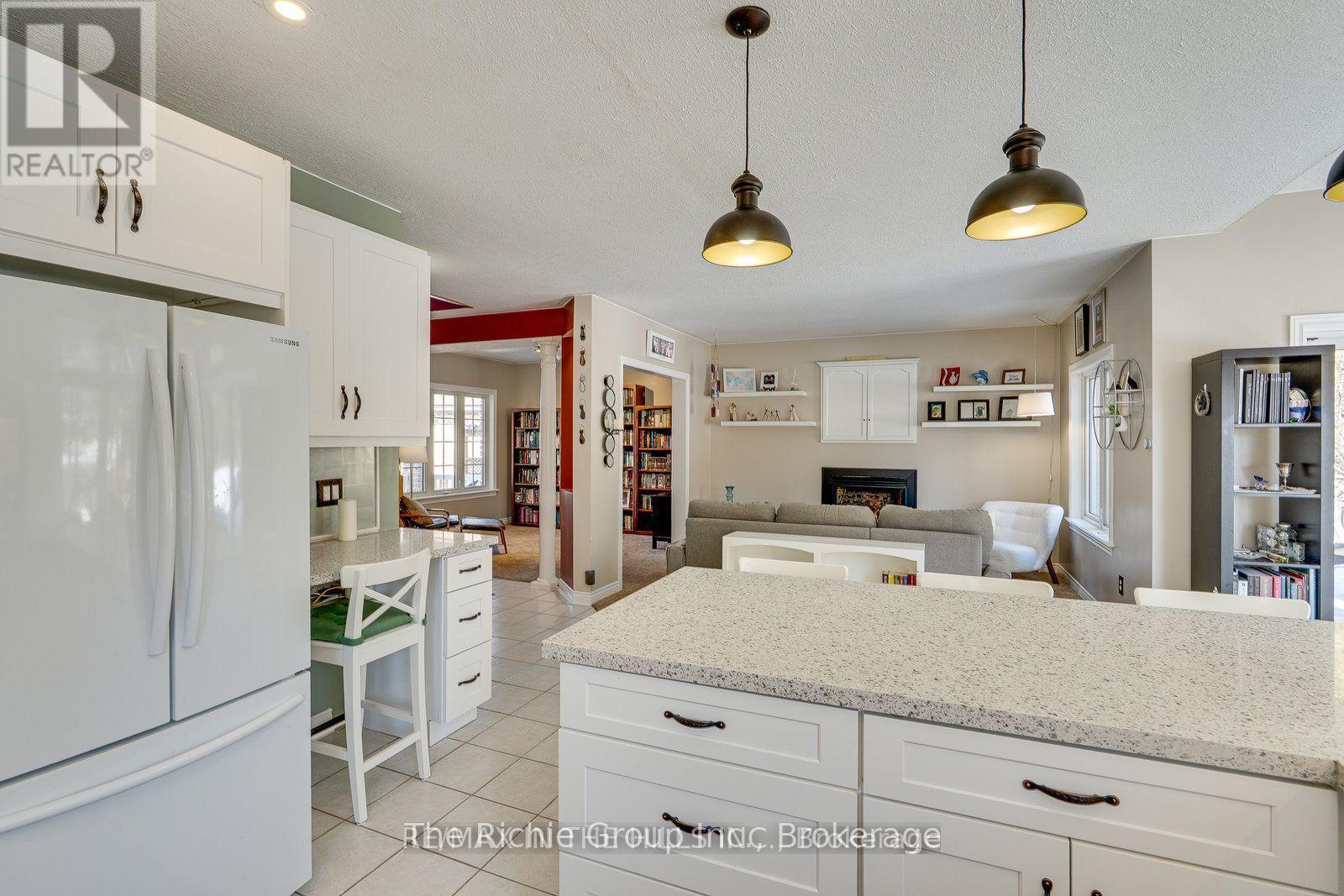 609 Simon Street, Shelburne, ON - Indoor Photo Showing Kitchen