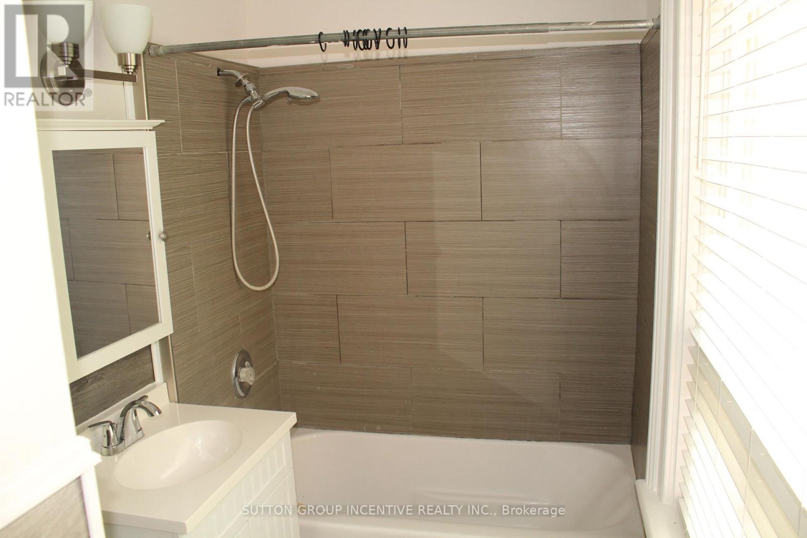 166 Collier Street, Barrie, ON - Indoor Photo Showing Bathroom