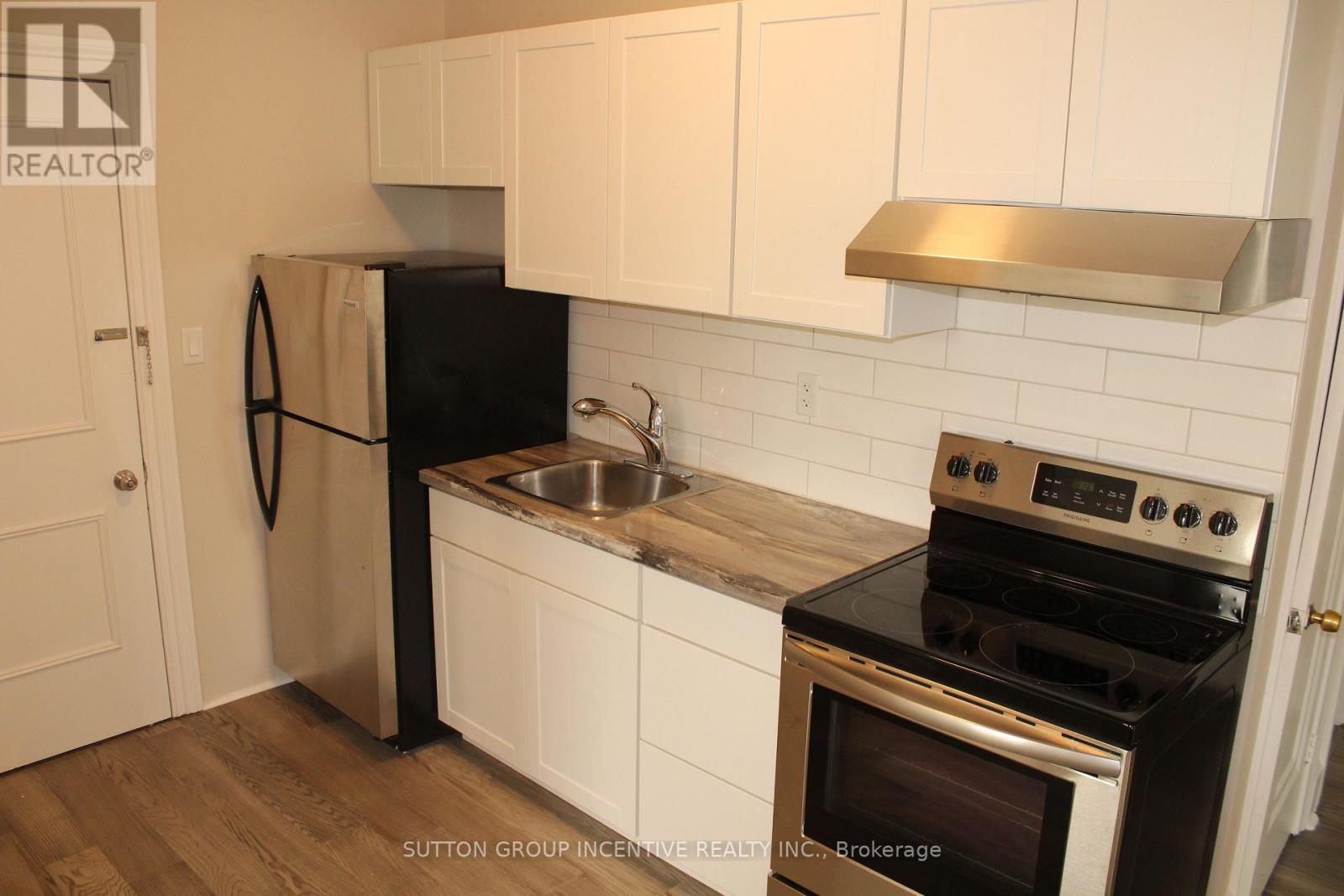 166 Collier Street, Barrie, ON - Indoor Photo Showing Kitchen
