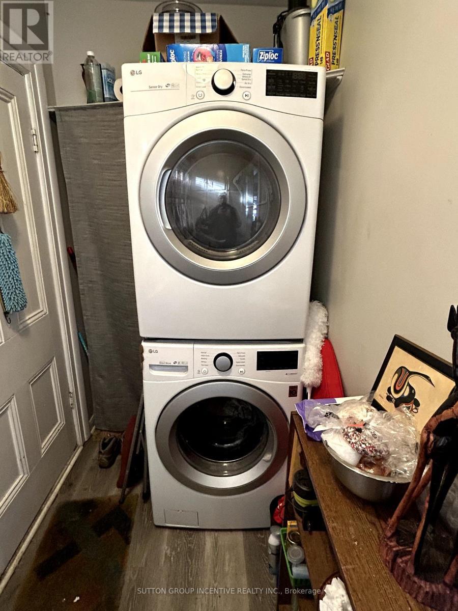 166 Collier Street, Barrie, ON - Indoor Photo Showing Laundry Room