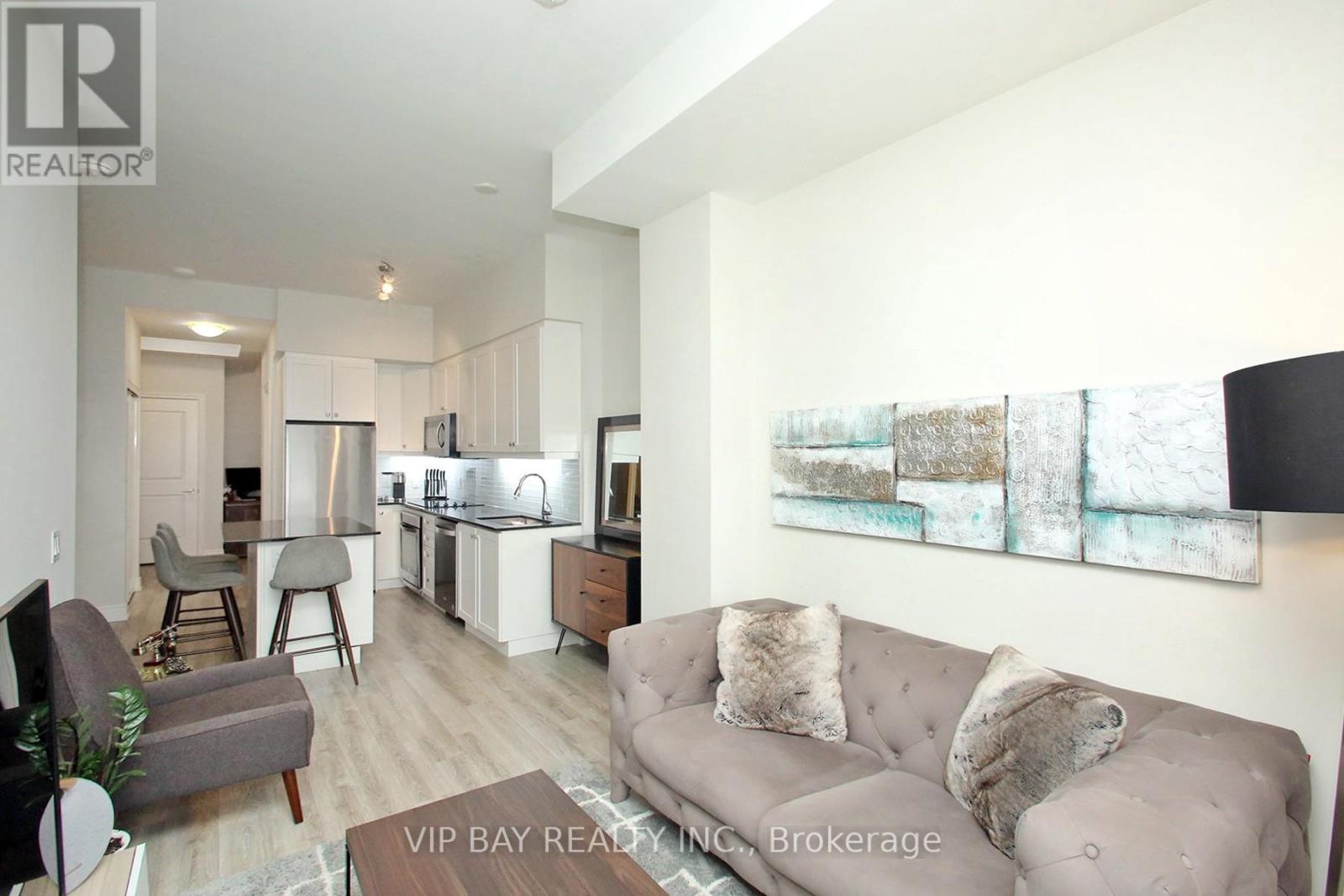 511 - 9618 Yonge Street, Richmond Hill, ON - Indoor Photo Showing Living Room