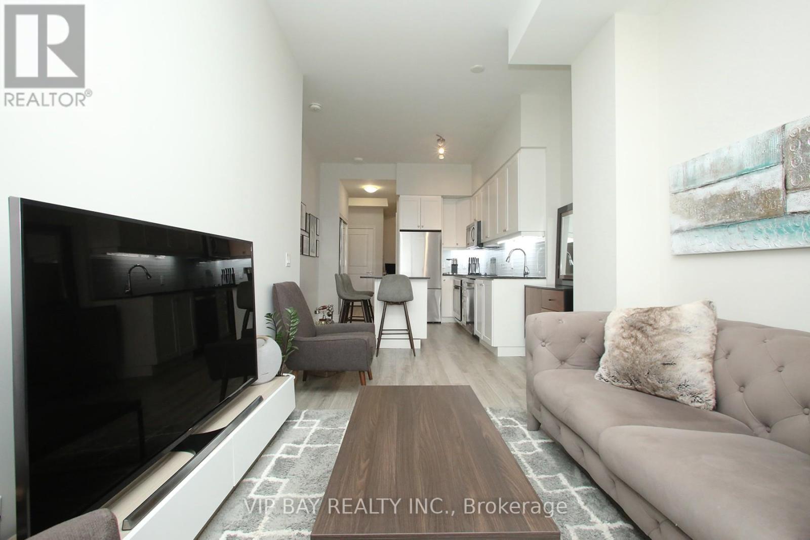 511 - 9618 Yonge Street, Richmond Hill, ON - Indoor Photo Showing Living Room