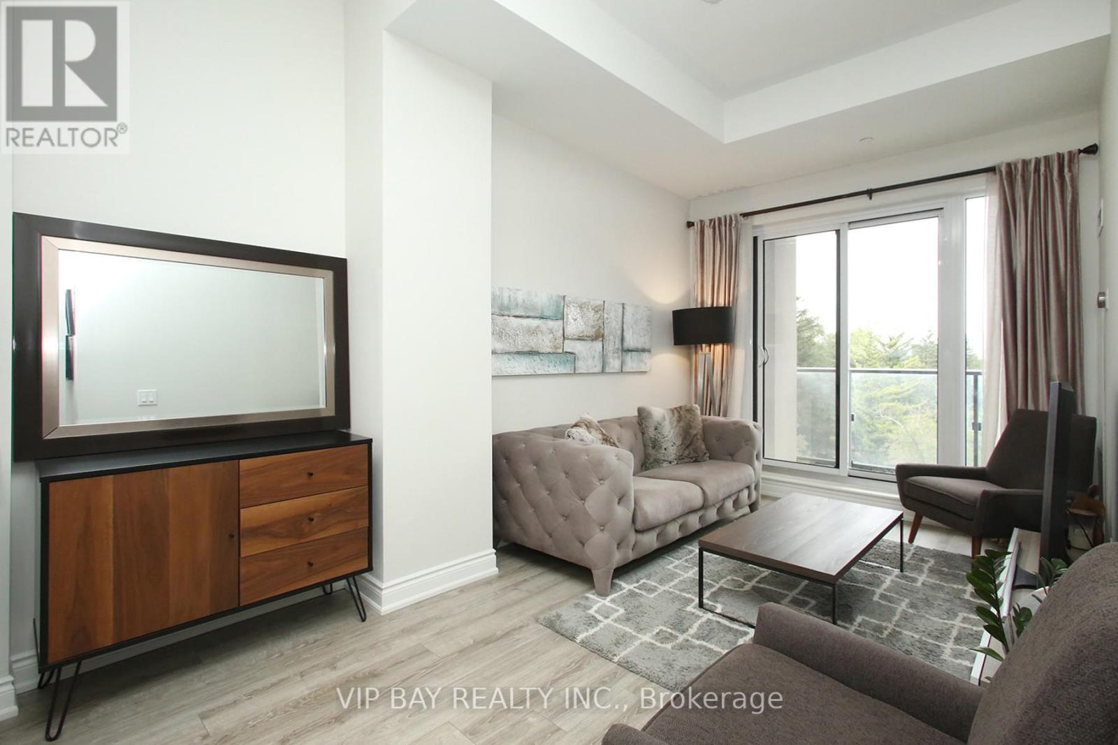 511 - 9618 Yonge Street, Richmond Hill, ON - Indoor Photo Showing Living Room