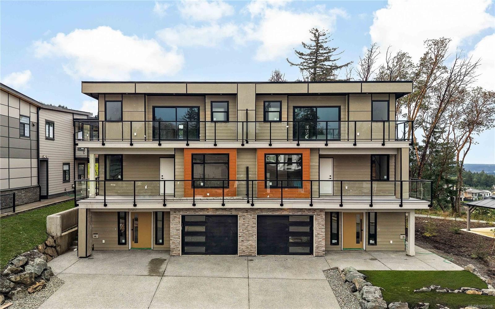 1203 Viewtop Rd, Duncan, BC - Outdoor With Facade