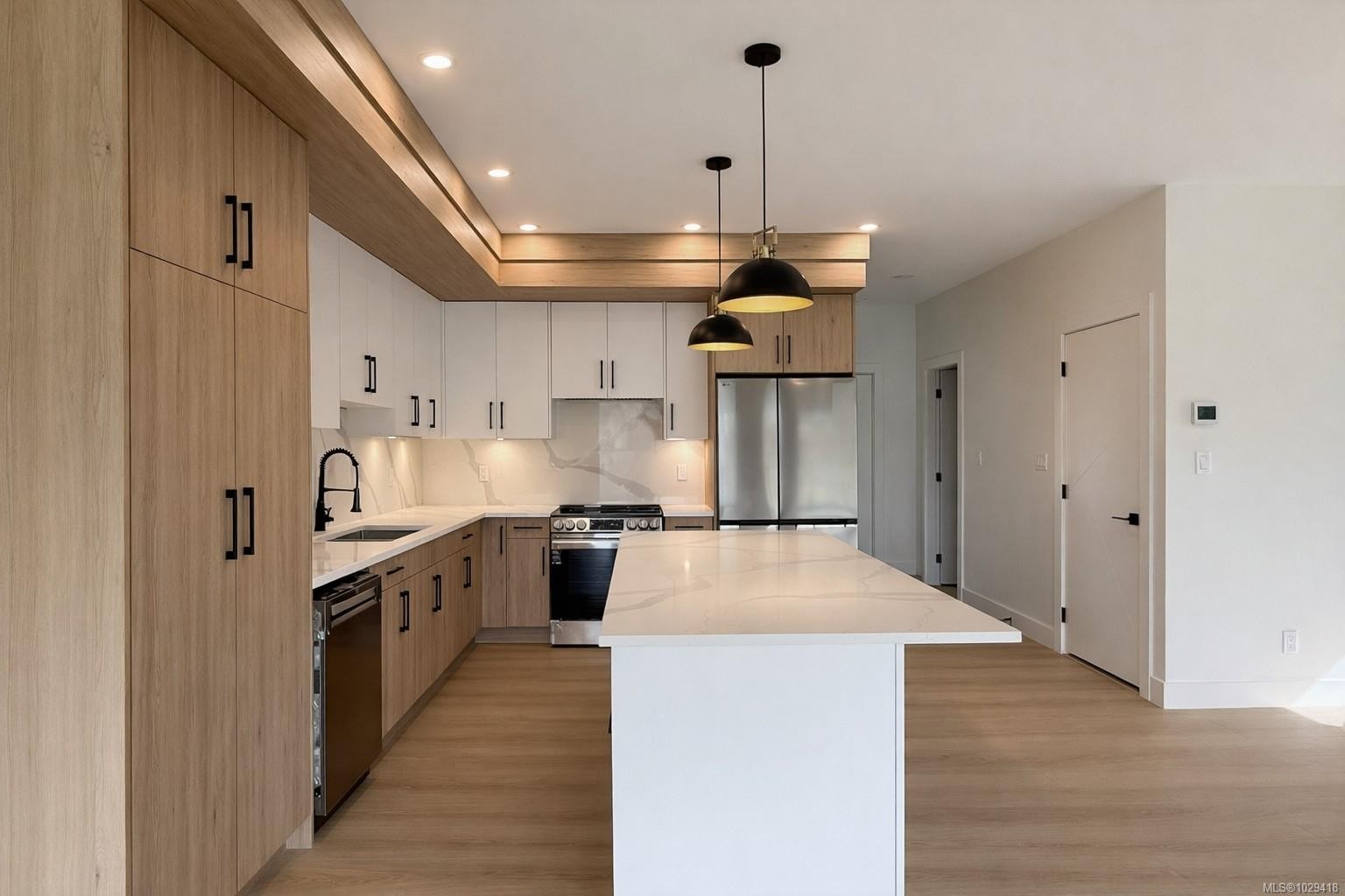 1203 Viewtop Rd, Duncan, BC - Indoor Photo Showing Kitchen With Upgraded Kitchen