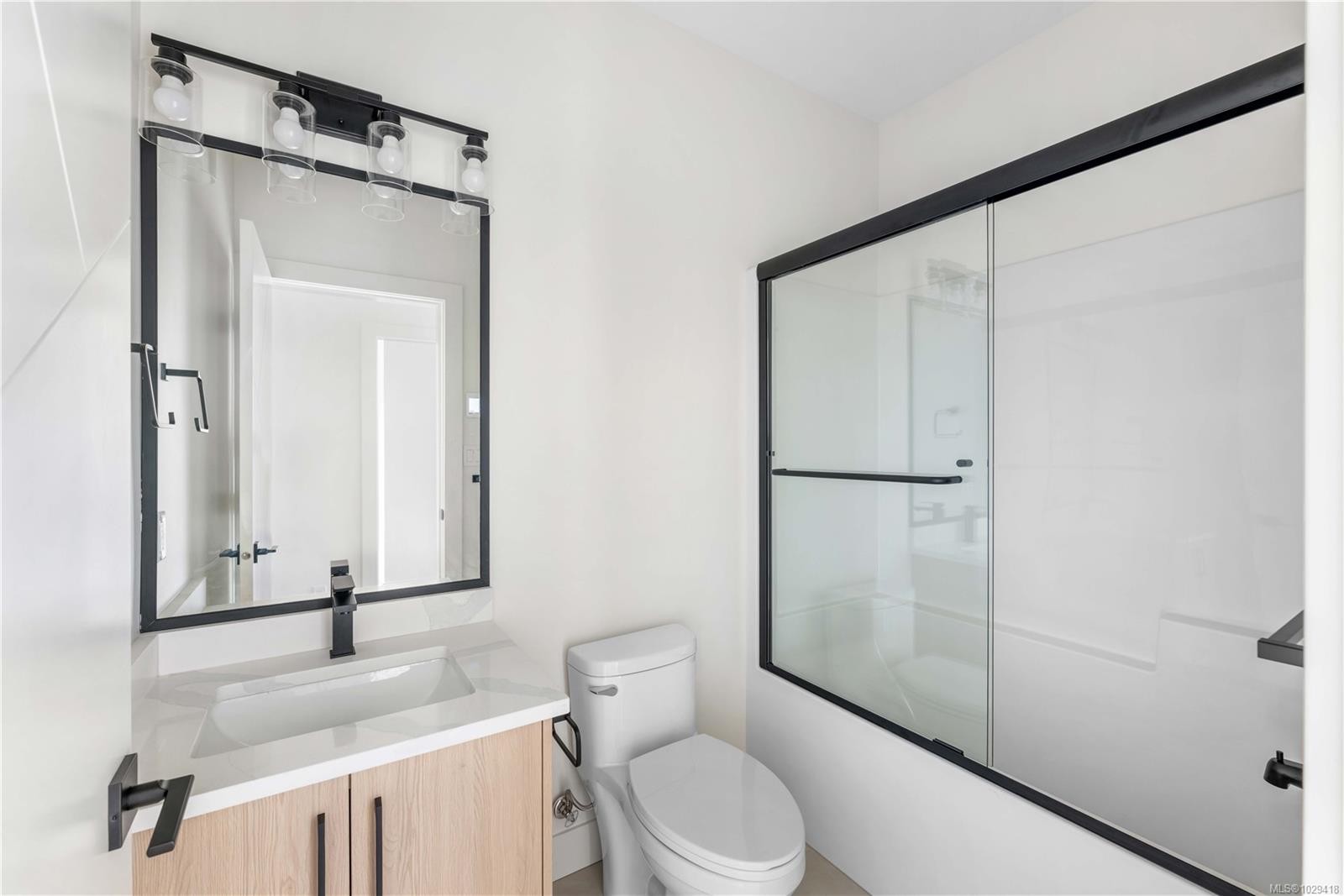 1203 Viewtop Rd, Duncan, BC - Indoor Photo Showing Bathroom