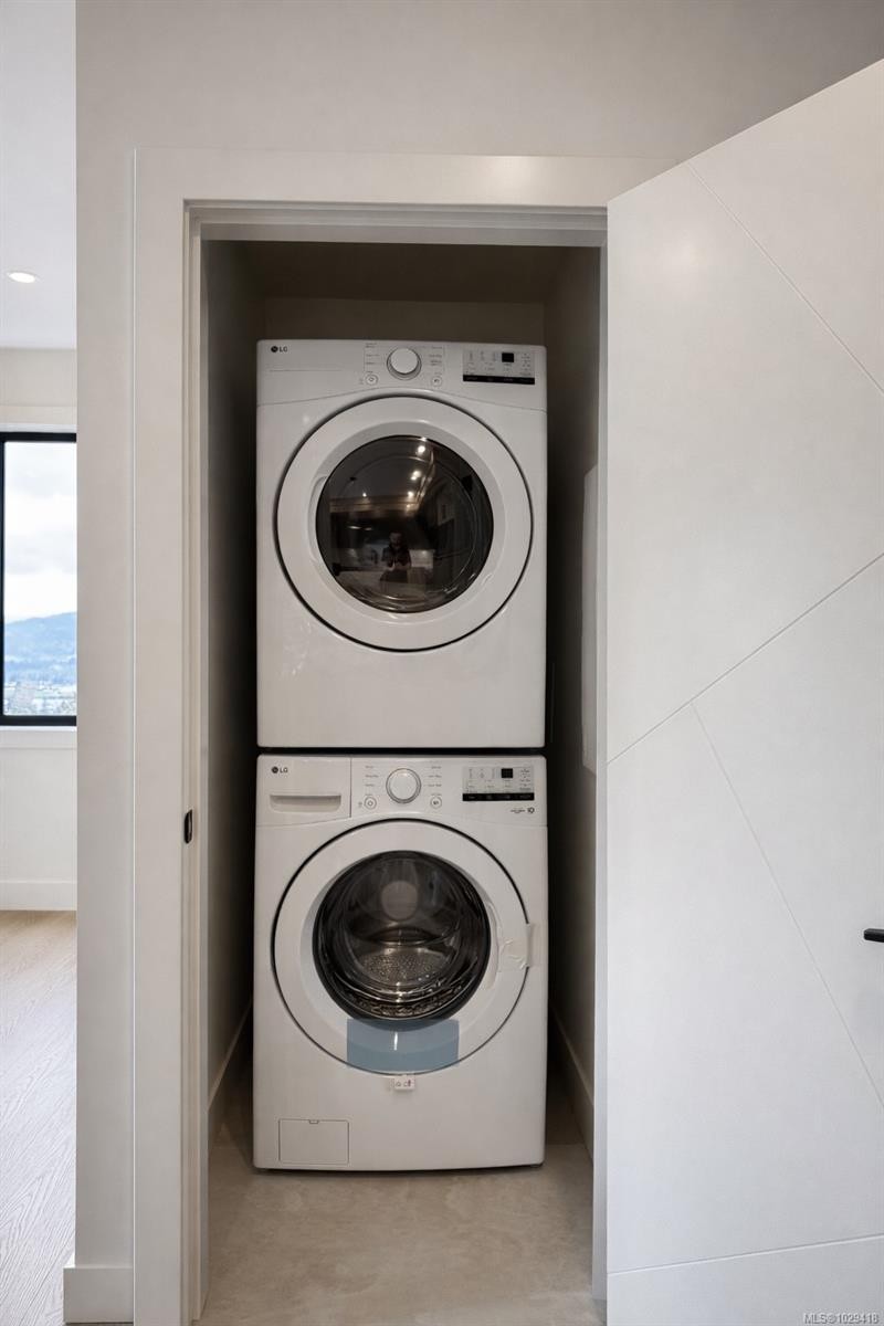1203 Viewtop Rd, Duncan, BC - Indoor Photo Showing Laundry Room