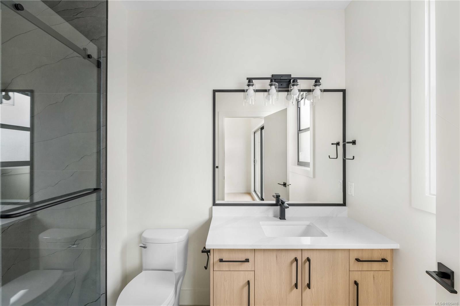 1203 Viewtop Rd, Duncan, BC - Indoor Photo Showing Bathroom