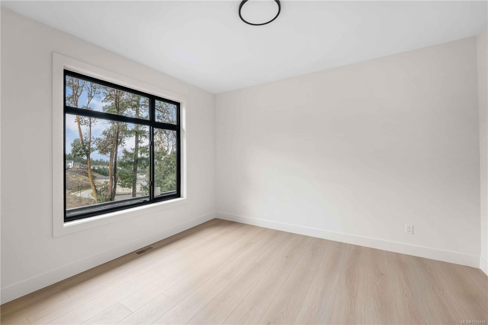 1203 Viewtop Rd, Duncan, BC - Indoor Photo Showing Other Room