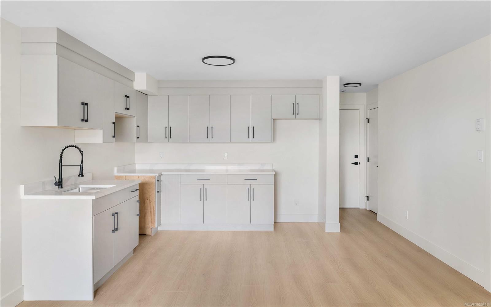 1203 Viewtop Rd, Duncan, BC - Indoor Photo Showing Kitchen