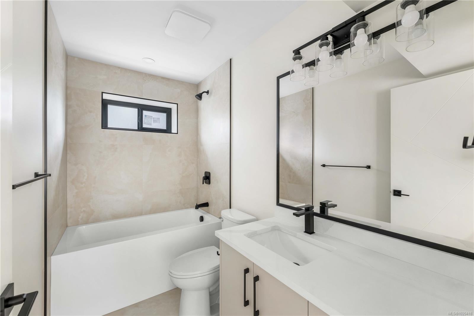 1203 Viewtop Rd, Duncan, BC - Indoor Photo Showing Bathroom