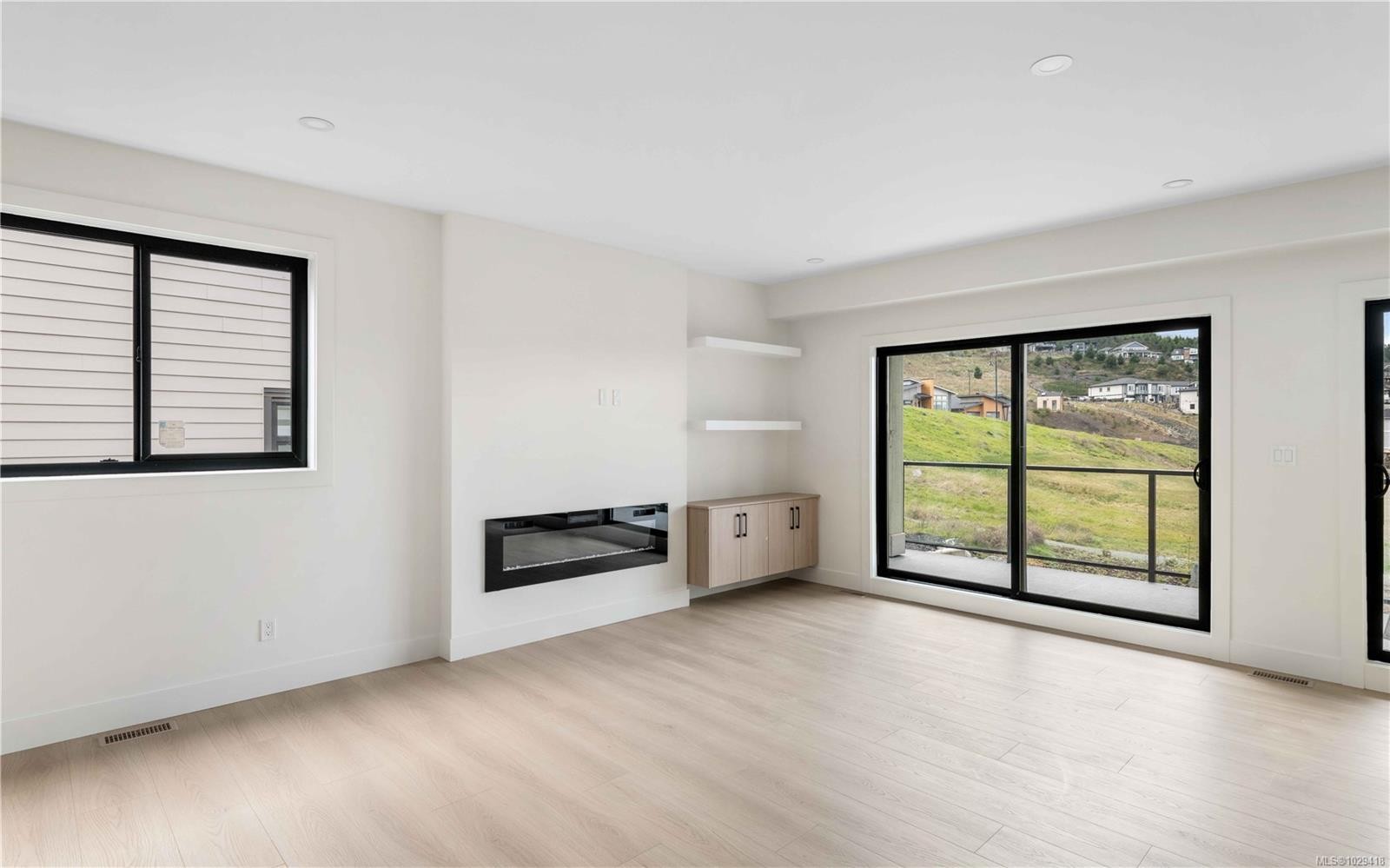 1203 Viewtop Rd, Duncan, BC - Indoor Photo Showing Other Room With Fireplace