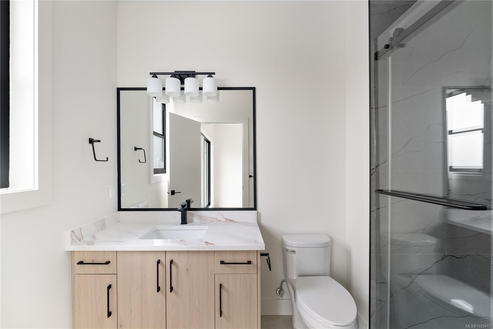 1201 Viewtop Rd, Duncan, BC - Indoor Photo Showing Bathroom