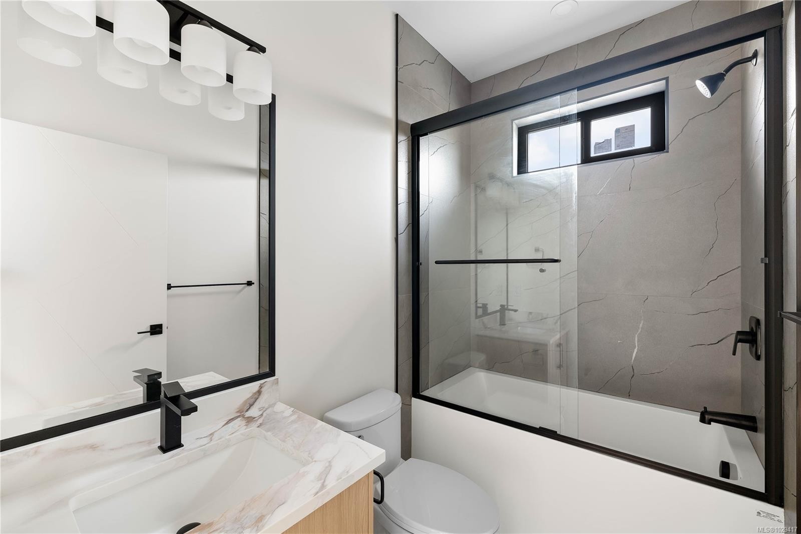 1201 Viewtop Rd, Duncan, BC - Indoor Photo Showing Bathroom