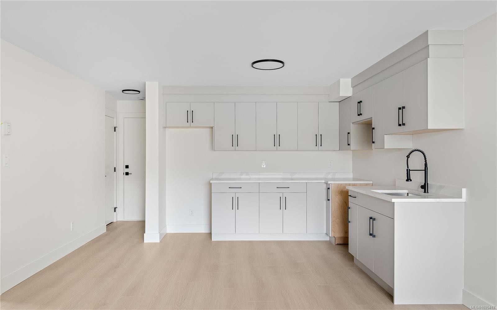 1201 Viewtop Rd, Duncan, BC - Indoor Photo Showing Kitchen