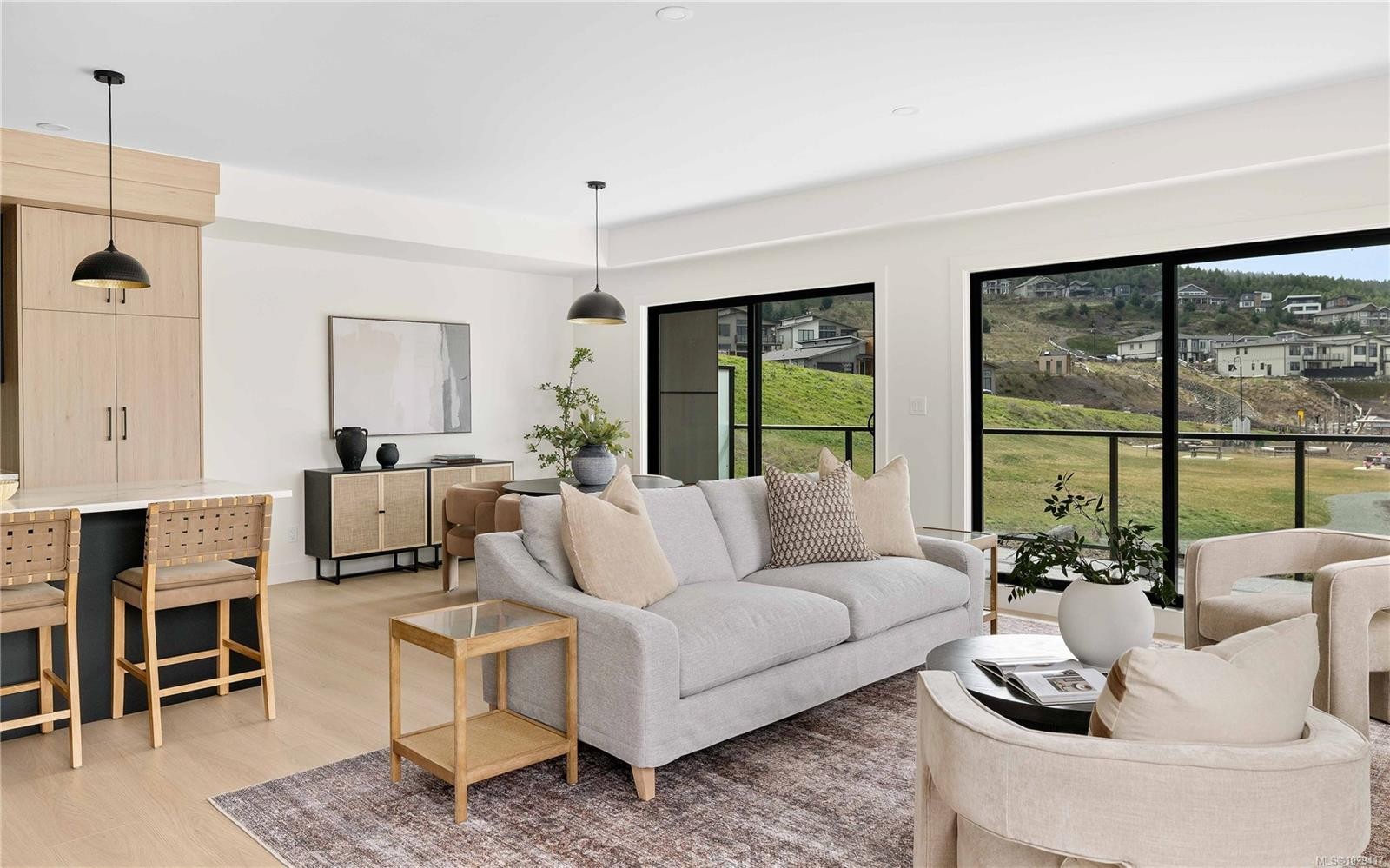 1201 Viewtop Rd, Duncan, BC - Indoor Photo Showing Living Room