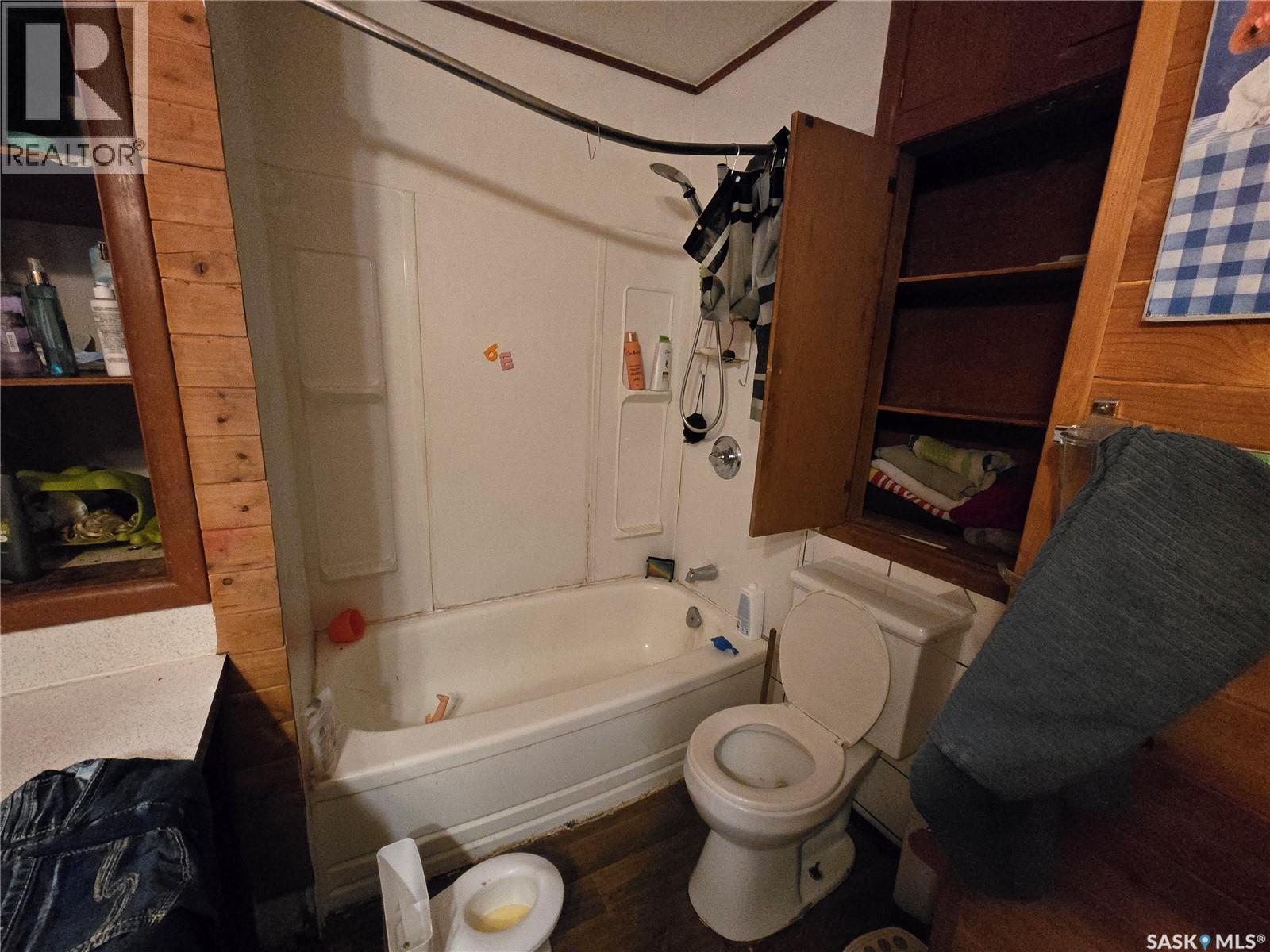 470 2Nd Avenue Nw, Swift Current, SK - Indoor Photo Showing Bathroom